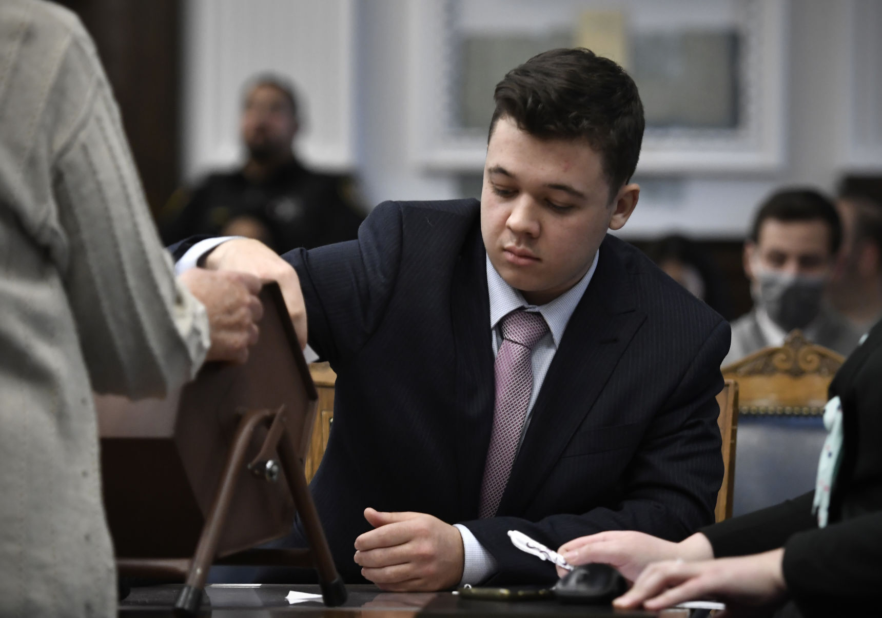 Jury deliberations begin in Rittenhouse case